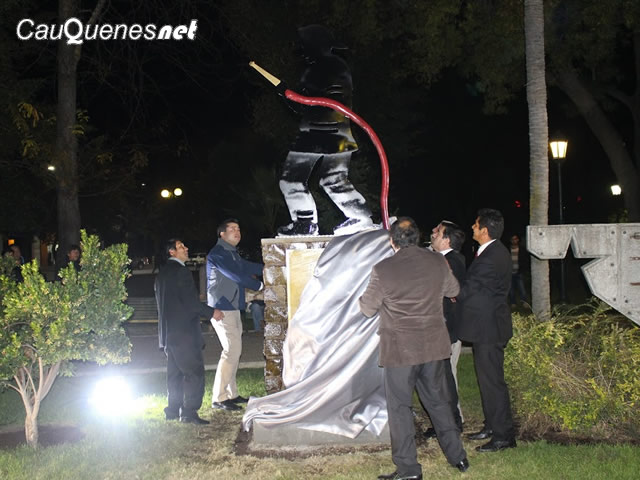 Monumento en Plaza de Cauquenes rinde homenaje a bomberos que combatieron Incendios Forestales