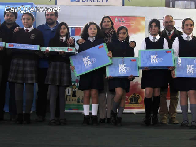 alumnos de chanco reciben computador 02-cqnet