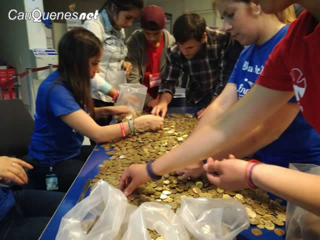 Teleton 2017 cauquenes voluntarios en banco 01-cqnet