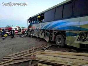 bus Villa Prat chocó con bus agricola ruta 128 100218 01-cqnet