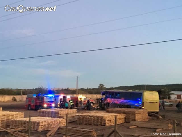 bus Villa Prat chocó con bus agricola ruta 128 100218 05-cqnet