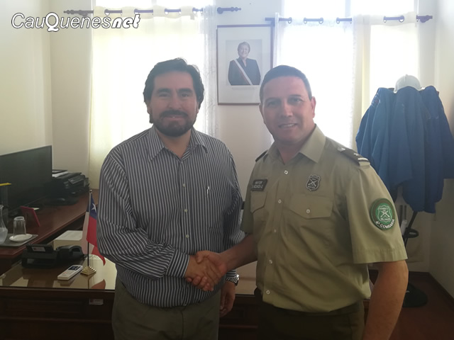 Carabineros Mayor Eduardo Inzunza visitó a gobernador cauquenes 060217 01-cqnet