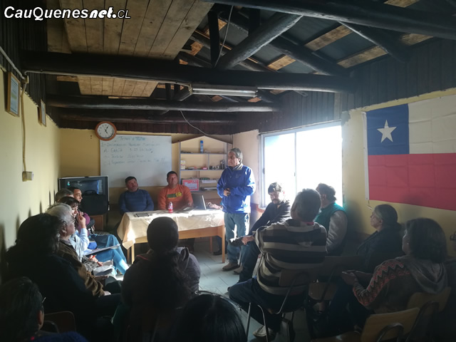 Gobernador Vignolo con vecinos de loanco 01-cqcl