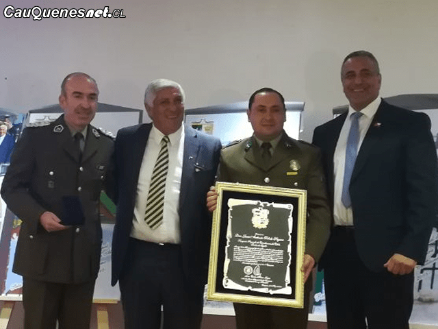 Carabinero que salvo vida de menor en quella es homenajeado 01-cqcl