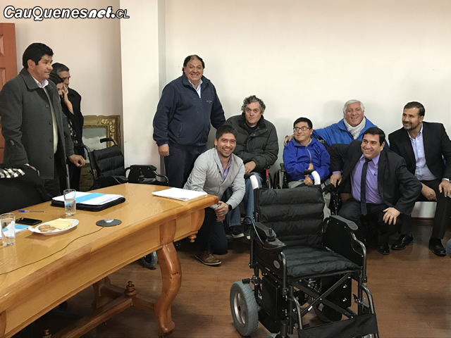 En Cauquenes entregan sillas de ruedas eléctricas