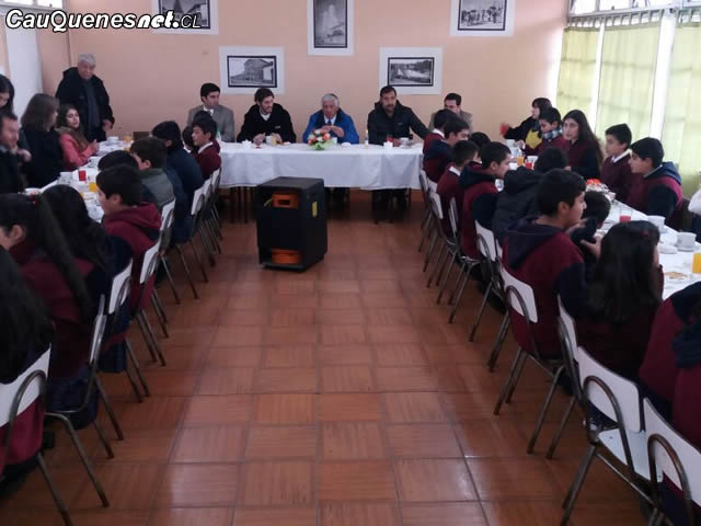 Alumnos de Escuela Aníbal Pinto desayunaron con el alcalde de Cauquenes