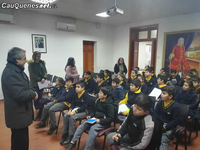 Gobernador de Cauquenes recibió a estudiantes de Escuela Los Conquistadores