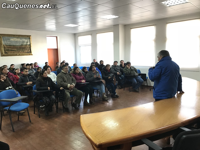 Alcalde muñoz con trabajadores de cajonera 01-cqcl