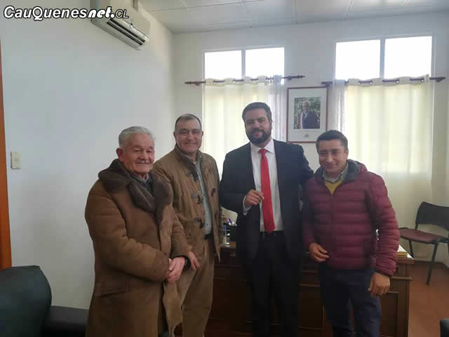 Gobernador Ruiz destaca a dirigente local 01-cqcl