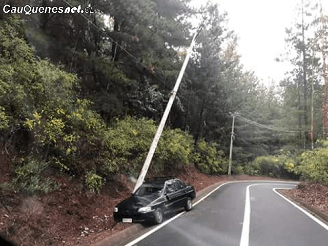auto choca poste camino pelluhue 081018 01-cqcl