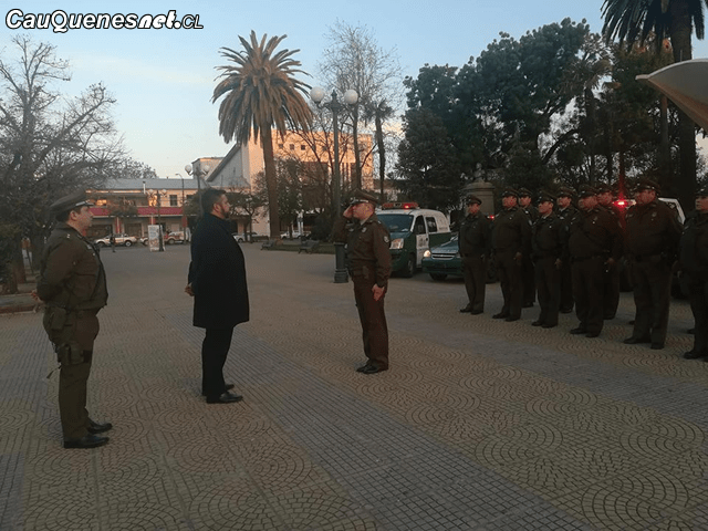 Gobernador Ruiz en cambio de guardia Carabineros 01-cqcl.png