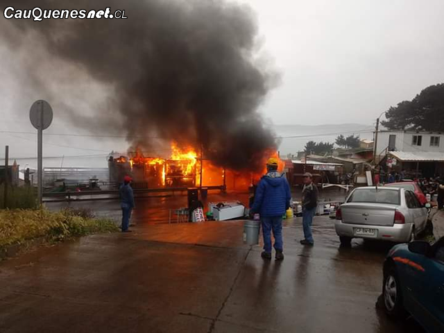 En ruta Chanco-Constitución: Incendio consumió local comercial en caleta Pellines