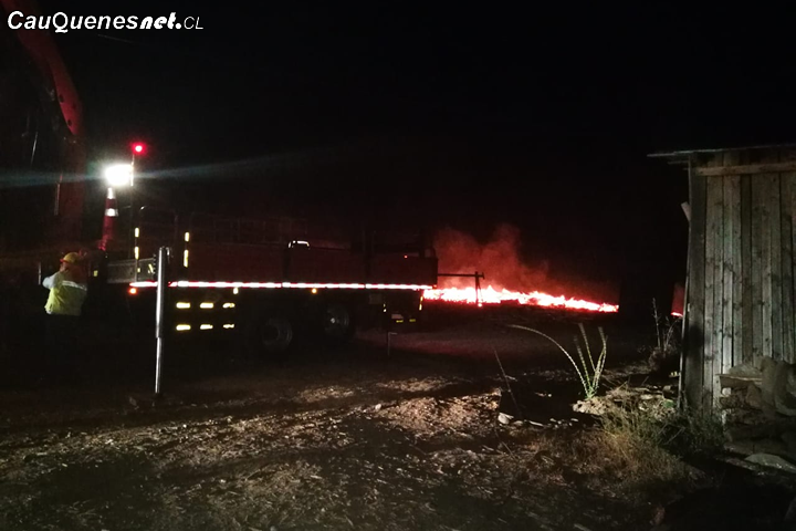 Incendio de sector El Boldo mantiene a Cauquenes sin luz y Fiscalía investiga causas del hecho