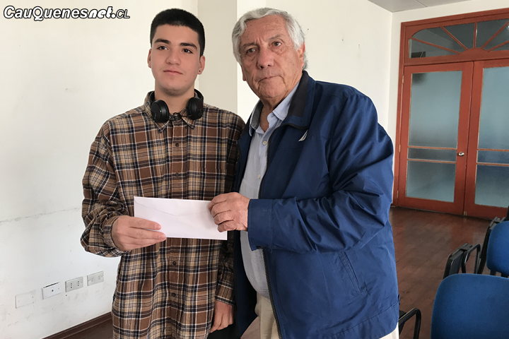 Municipalidad de Cauquenes entregó beca a joven que quedó fuera de la gratuidad