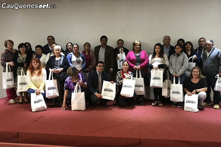 Entregan Kit de ahorro de energía a familias de Cauquenes