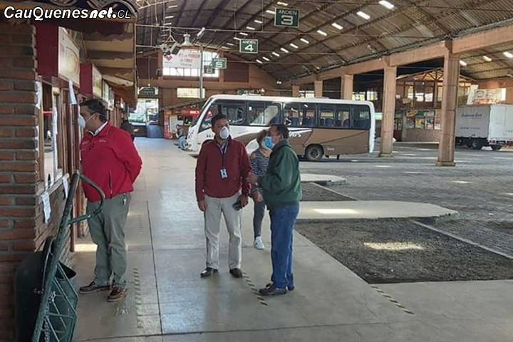 Gobernador de Cauquenes visitó Rodoviario y reiteró que el uso de mascarillas es obligatorio en el transporte público