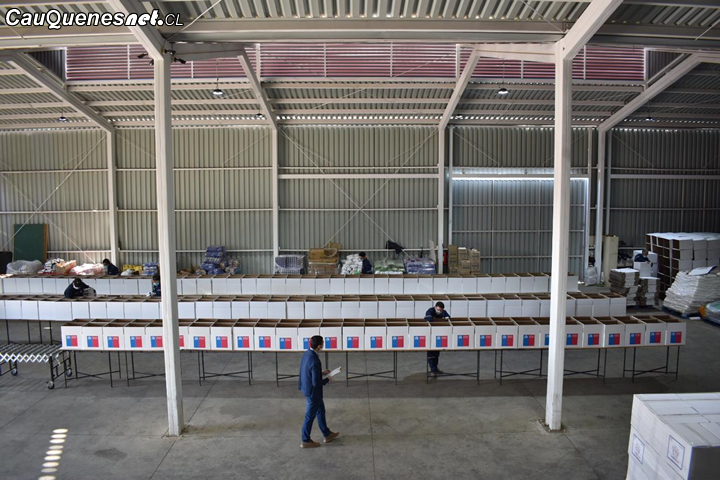 Intendente Milad visita planta donde se están armando las cajas de alimentación