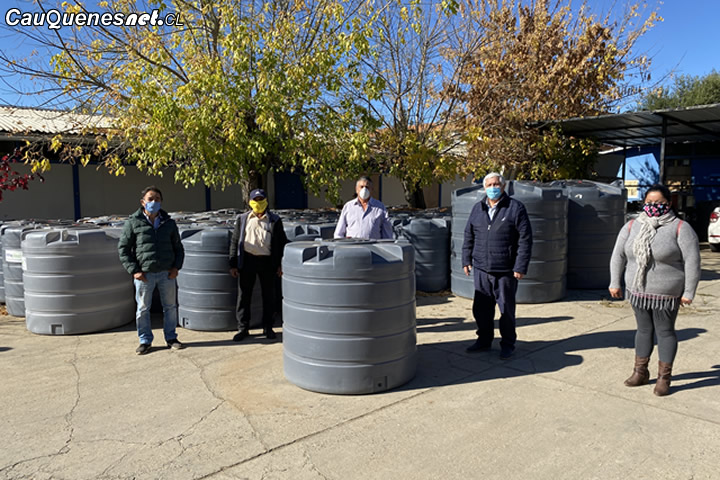 Entregan estanques acumuladores de agua a familias de Cauquenes