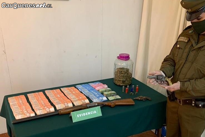 Cauquenes: Carabineros detuvo a sujeto que mantenía drogas, armas y dinero en su casa de Sauzal