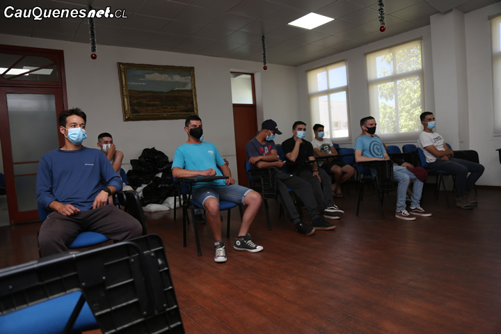 En Cauquenes municipio apoya a jóvenes postulantes a Gendarmería con traslados y equipamiento
