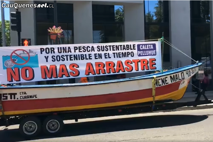 Pescadores de Pelluhue y Curanipe llegaron hasta las afueras de la intendencia para manifestarse en contra de la pesca de arrastre