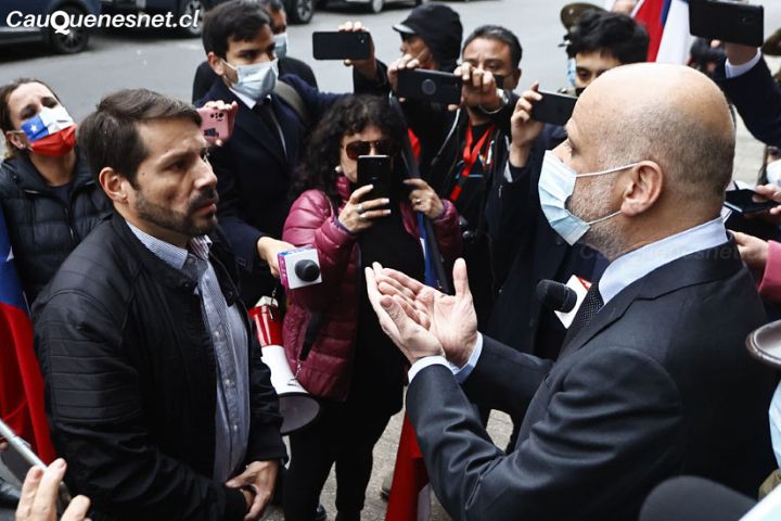 Senador Elizalde enfrentó a «Pancho Malo» en las afueras del ex congreso