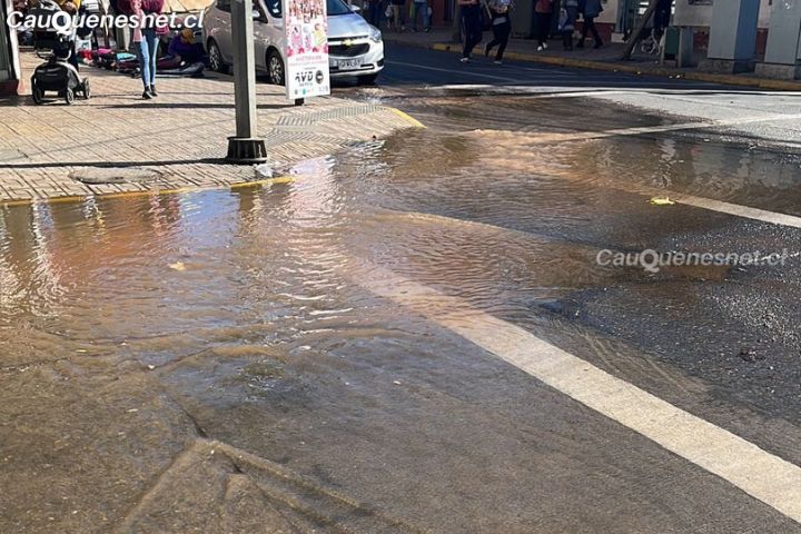 Centro de #Cauquenes inundado por rotura de matriz