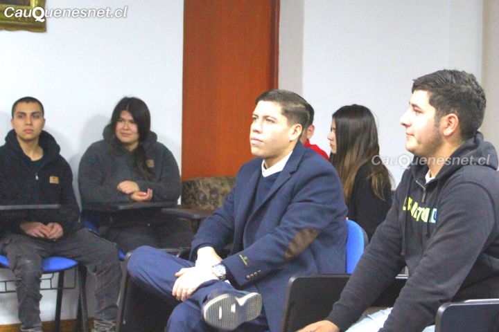 Municipalidad de Cauquenes entregó implementos a jóvenes que ingresan a Escuela de Gendarmería