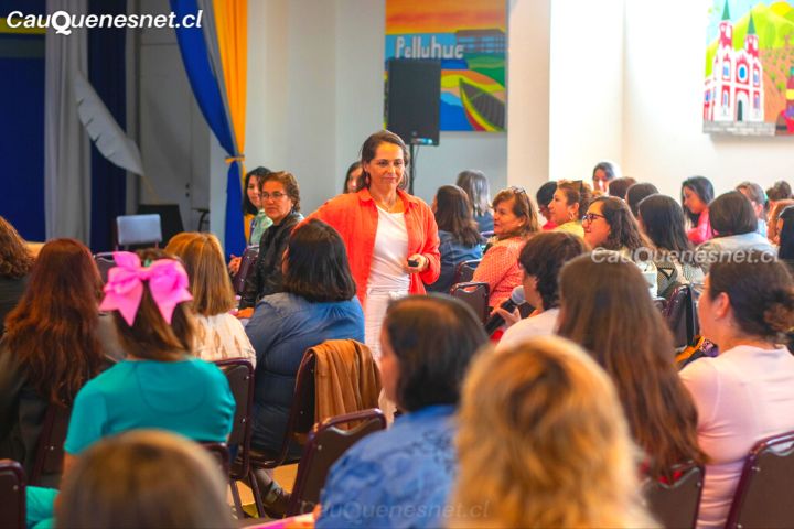 El liderazgo y la historia de las mujeres en la sociedad fueron los temas de conversatorio desarrollado en Cauquenes