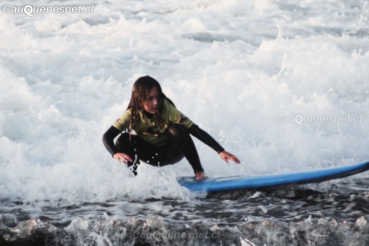 Taller de surf de IND sigue conquistando las olas en Curanipe en época invernal