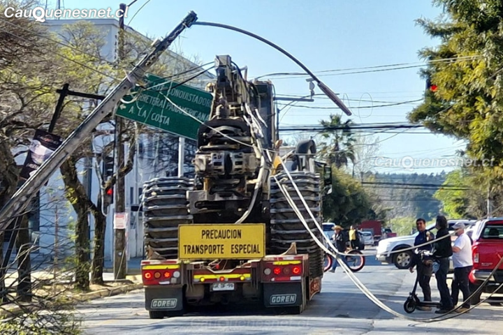 Camión forestal derribó poste en pleno centro de Cauquenes