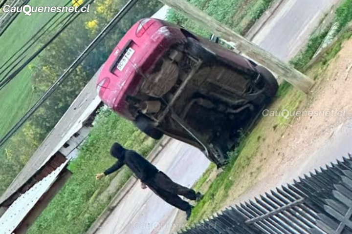 Automóvil quedó montado sobre cable tensor de un poste tras accidente en el sector Porongo de Cauquenes