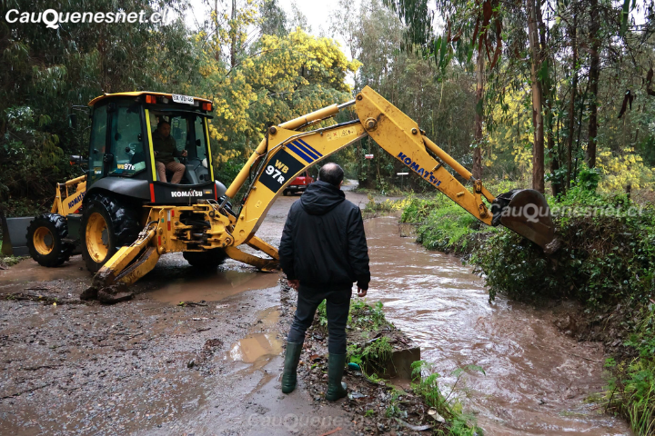 En Chanco maquinaria municipal trabaja en Los Médanos para controlar desborde de canal