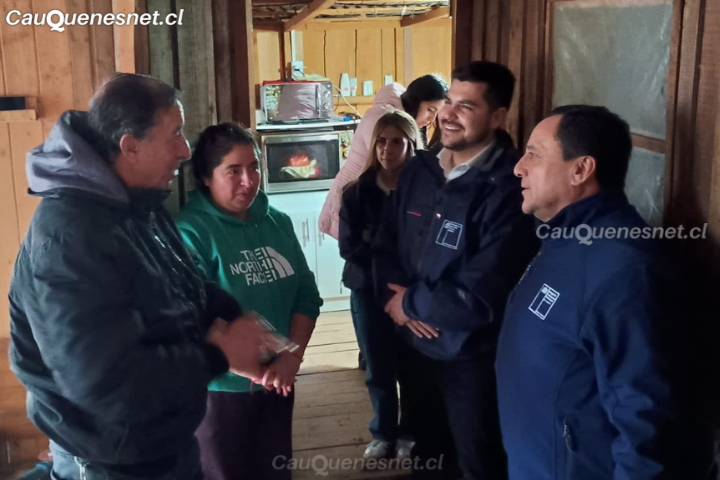 Refuerzan apoyo a familias afectadas por sistema frontal con entrega de kits en Chanco y Pelluhue