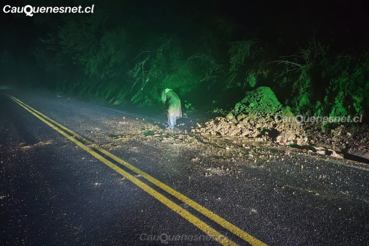 Sistema frontal provoca desprendimientos de tierra y complicaciones en dos tramos de la Ruta M-50 en la provincia de Cauquenes