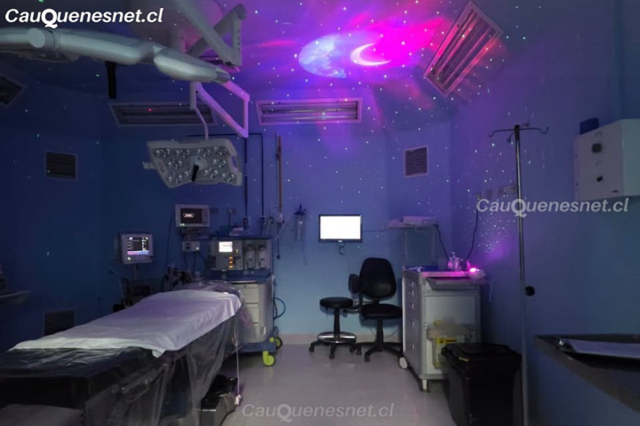 Hospital de Cauquenes incorpora proyector de luces sensoriales para humanizar la espera antes de cirugías