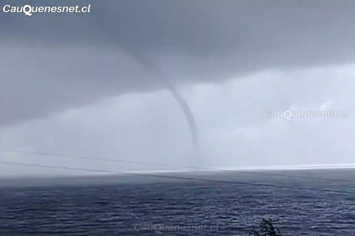 Registran impresionante tromba marina frente a Playa Cardonal en Pelluhue